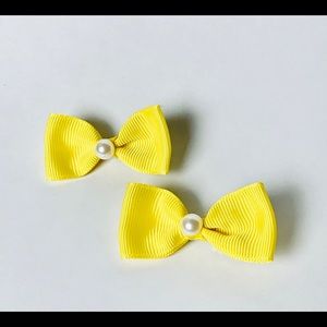 Yellow bow hair clip set with pearl detail